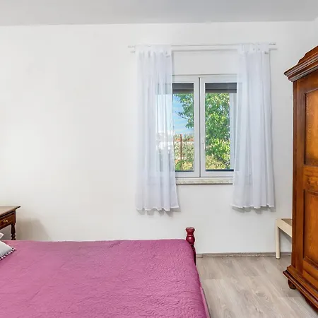 Baras Apartament Nin